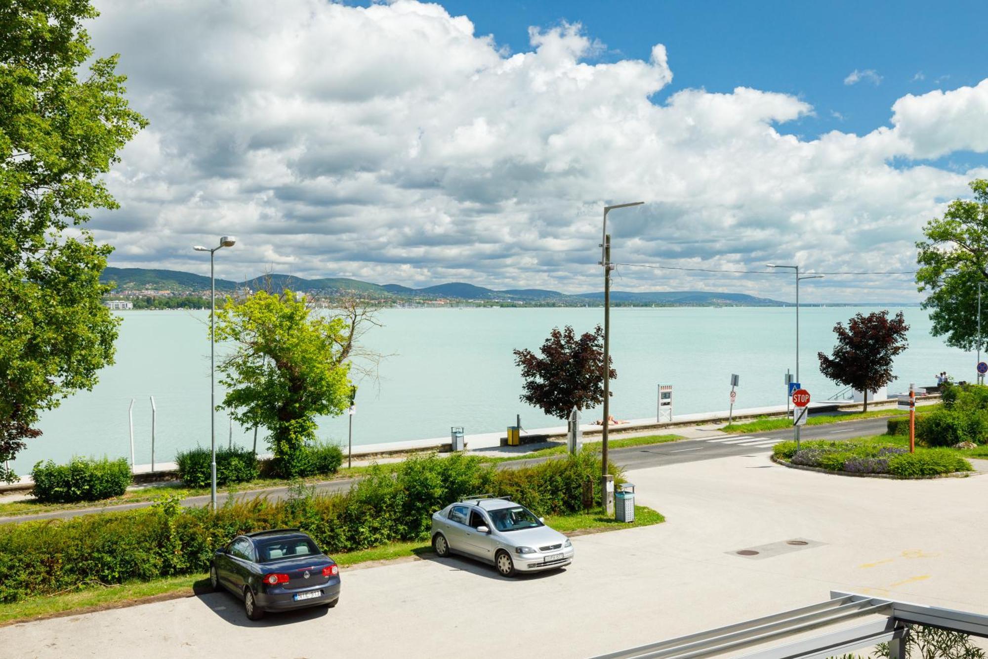 Lepke Apartmanhaz Es Etterem Тихань Екстер'єр фото