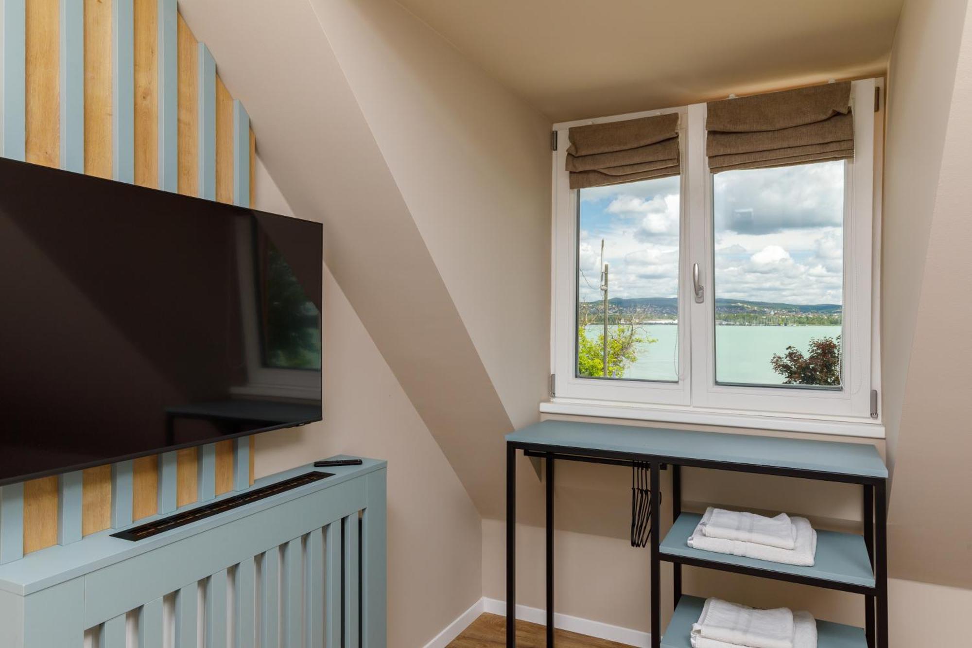 Lepke Apartmanhaz Es Etterem Тихань Екстер'єр фото