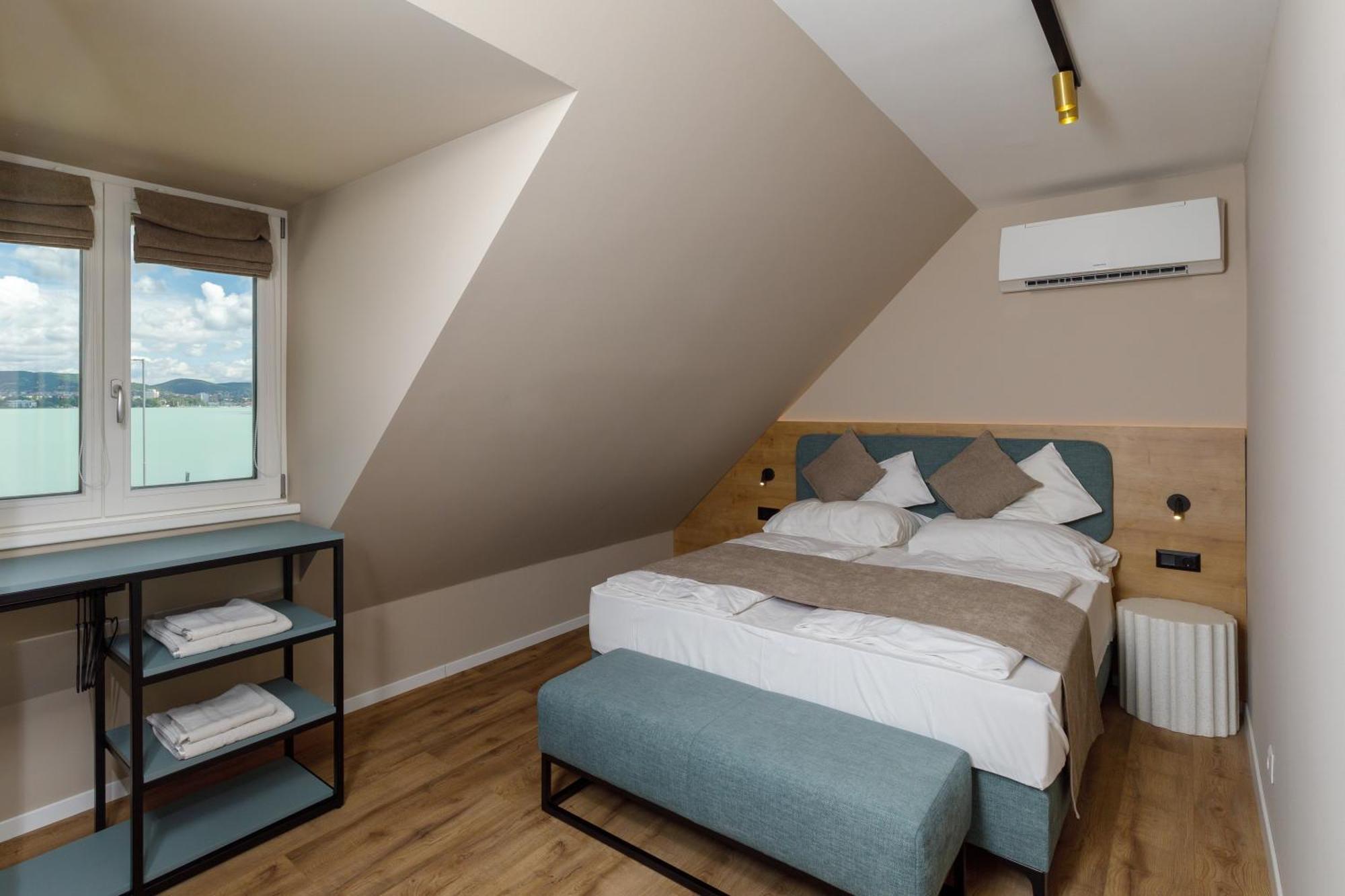 Lepke Apartmanhaz Es Etterem Тихань Екстер'єр фото