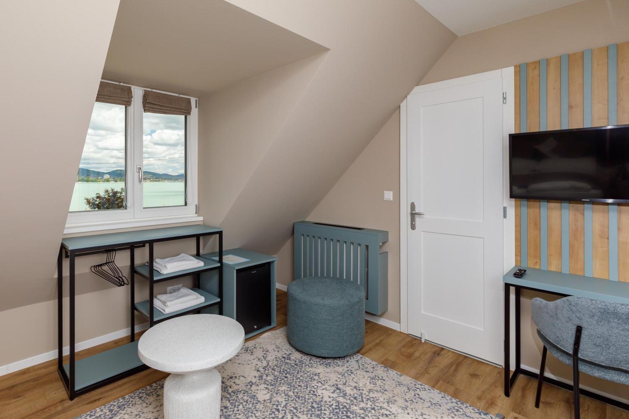 Lepke Apartmanhaz Es Etterem Тихань Екстер'єр фото
